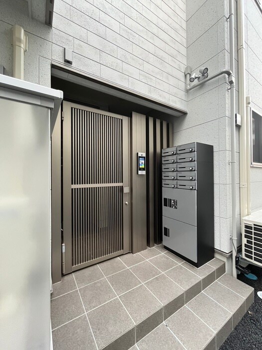 物件外観写真2　(エントランス部分)