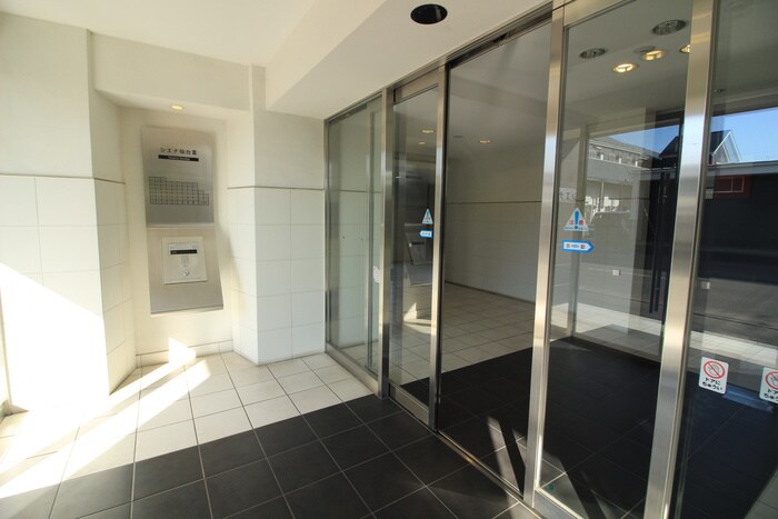 物件外観写真2　(エントランス部分)