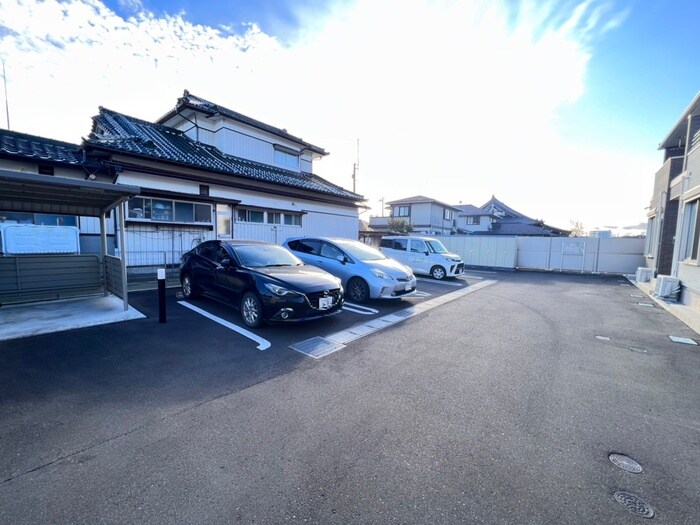 物件外観写真4　(駐車場)