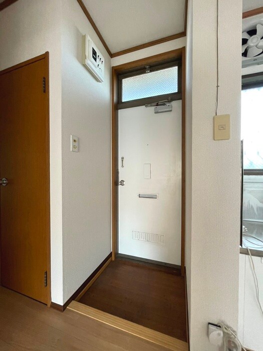物件内観写真11　(玄関)