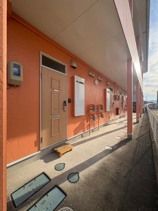 物件外観写真2　(エントランス部分)