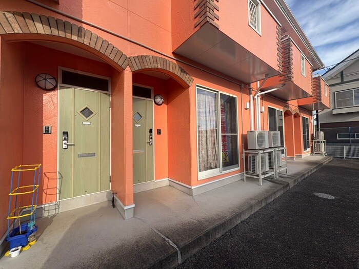 物件外観写真2　(エントランス部分)