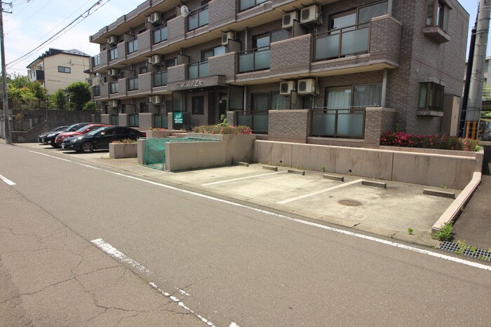 物件外観写真2　(駐車場)