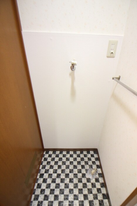 物件内観写真10　(洗濯機置場)