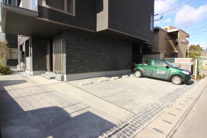 物件外観写真3　(駐車場)