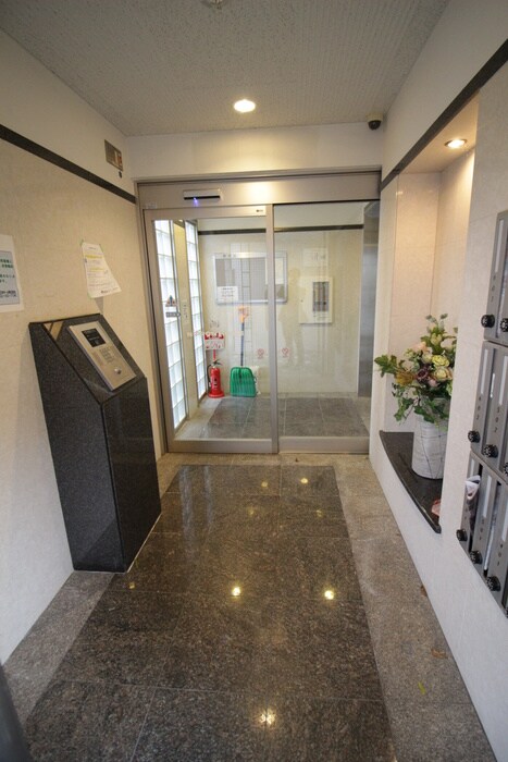 物件外観写真2　(エントランス部分)