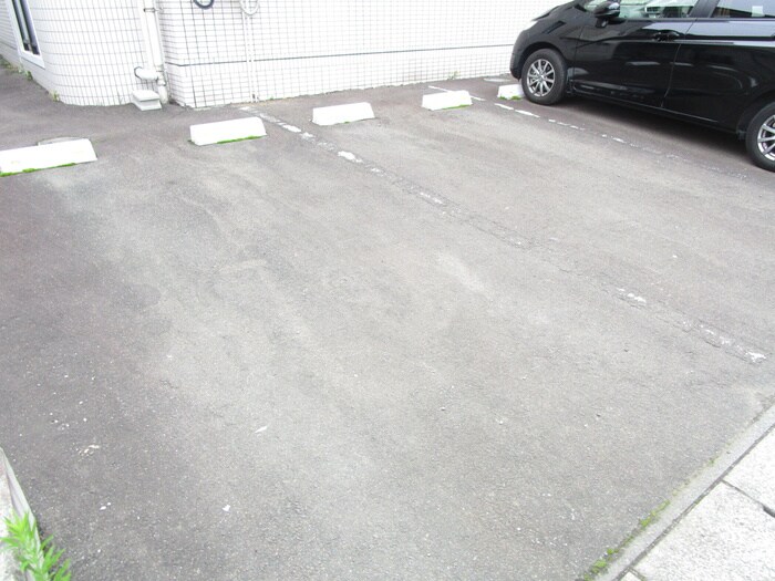 物件外観写真6　(駐車場)