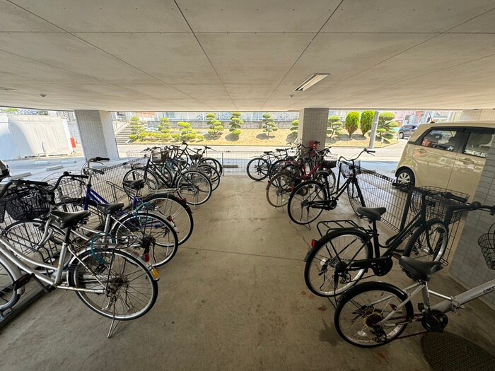 物件外観写真3　(駐輪場)