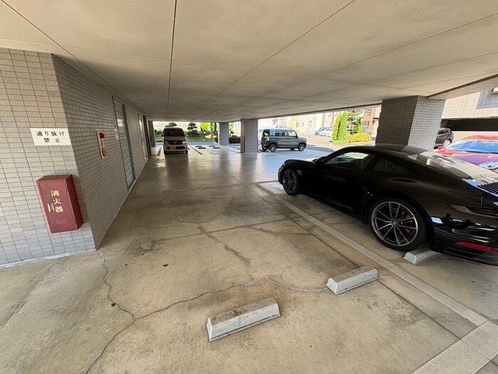 物件外観写真4　(駐車場)