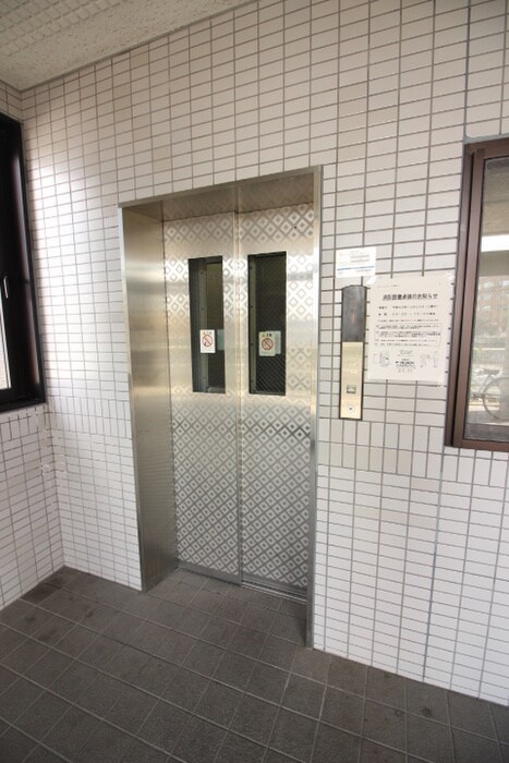 物件外観写真4　(エントランス部分)