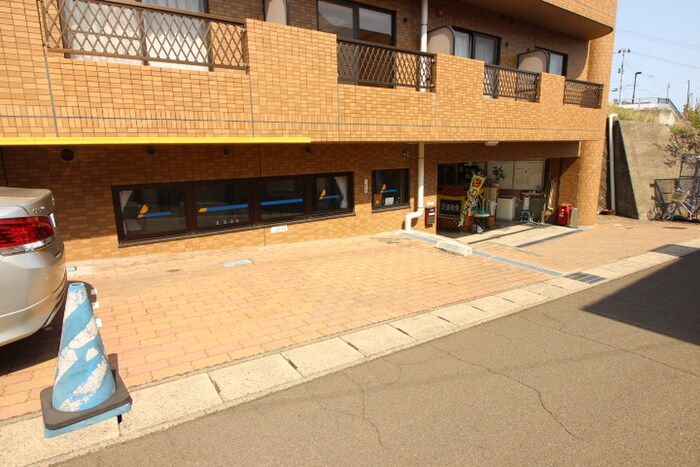 物件外観写真6　(駐車場)