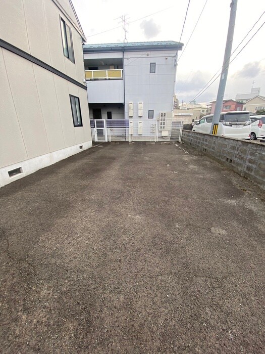 物件外観写真5　(駐車場)