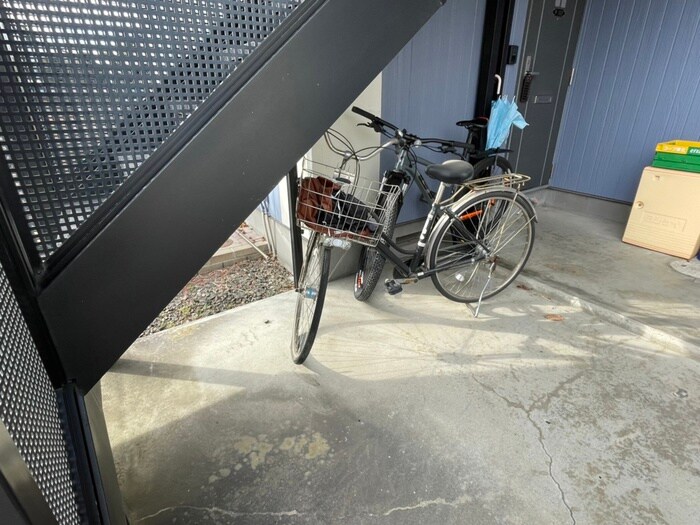 物件外観写真5　(駐輪場)