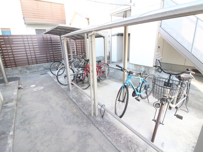物件外観写真4　(駐輪場)