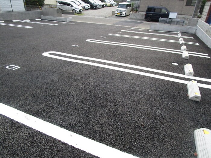 物件外観写真3　(駐車場)