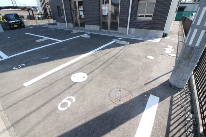 物件外観写真4　(駐車場)