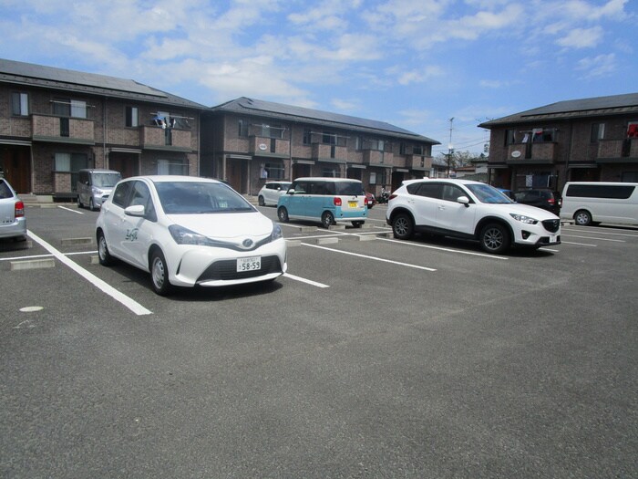 物件外観写真3　(駐車場)