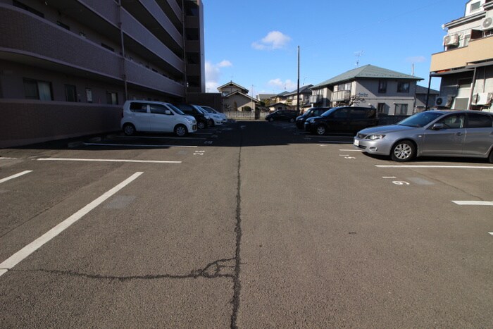 物件外観写真6　(駐車場)