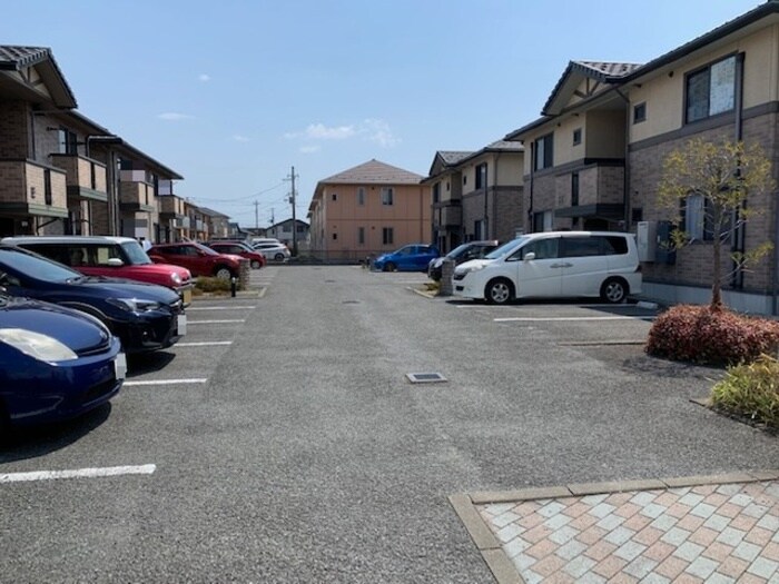 物件外観写真2　(駐車場)