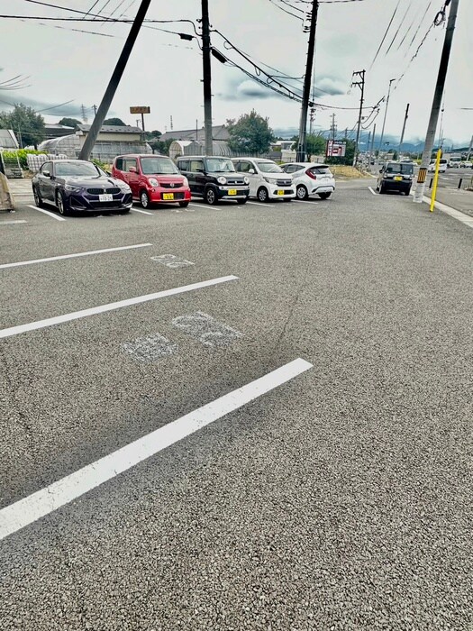 物件外観写真3　(駐車場)