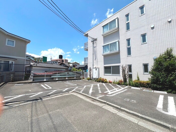 物件外観写真3　(駐車場)