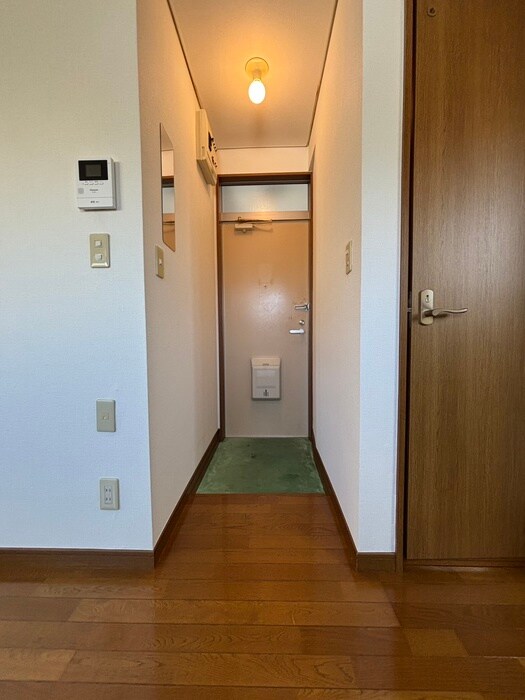 物件内観写真16　(玄関)