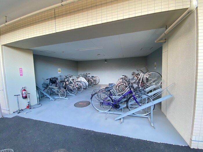 物件外観写真2　(駐輪場)