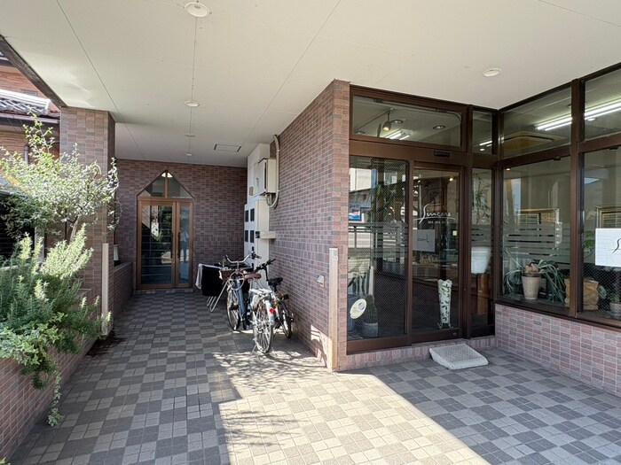 物件外観写真5　(エントランス部分)