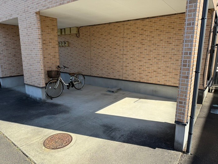 物件外観写真4　(駐車場)