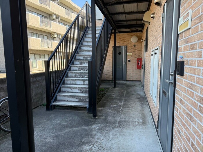 物件外観写真6　(エントランス部分)