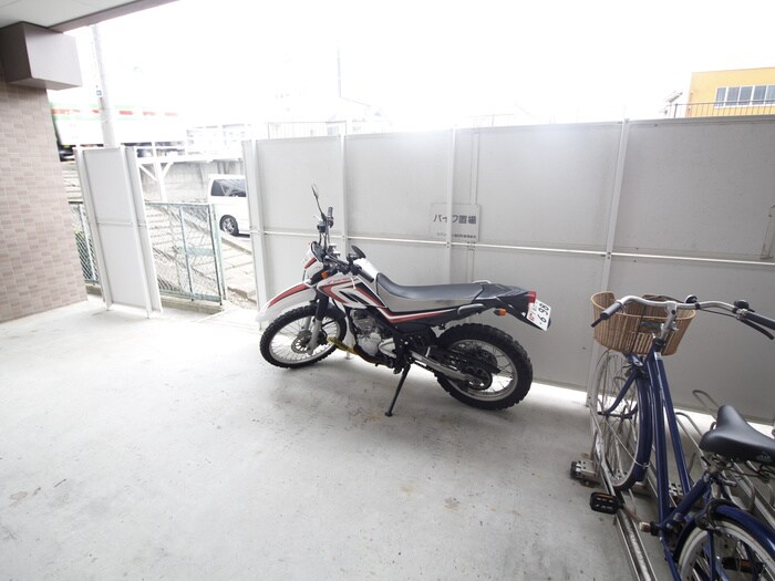 物件外観写真4　(バイク置き場)