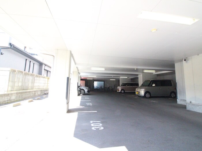 物件外観写真3　(駐車場)