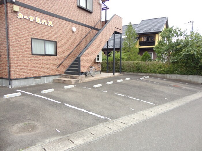 物件外観写真5　(駐車場)