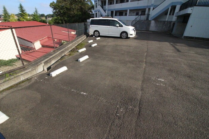 物件外観写真4　(駐車場)