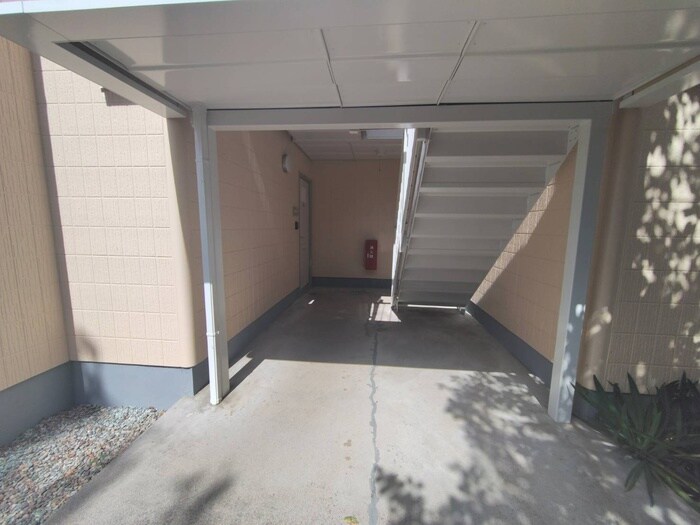 物件外観写真3　(エントランス部分)