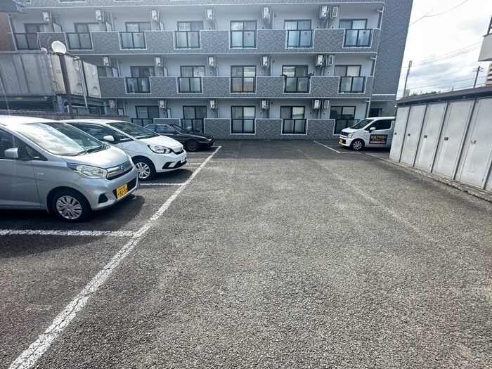 物件外観写真3　(駐車場)
