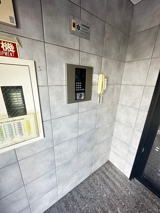 物件外観写真4　(エントランス部分)