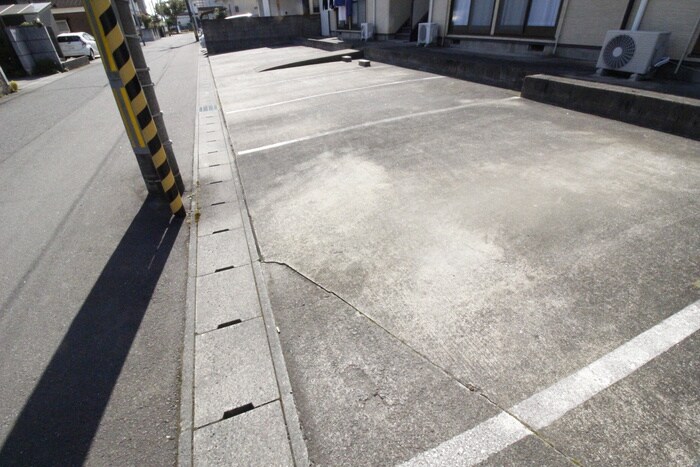 物件外観写真3　(駐車場)