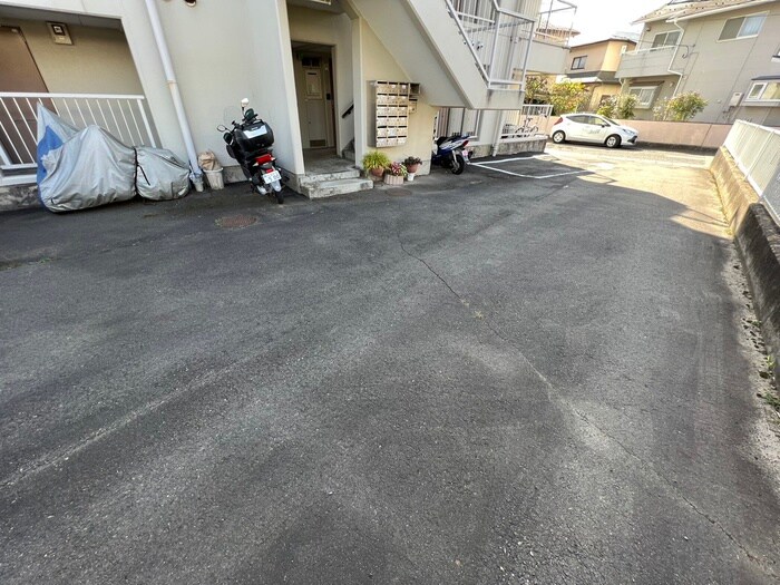 物件外観写真5　(駐車場)