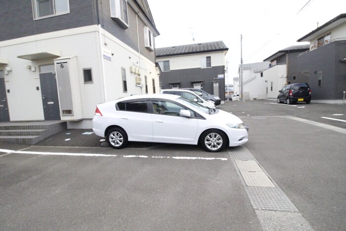 物件外観写真3　(駐車場)