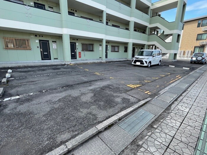 物件外観写真3　(駐車場)
