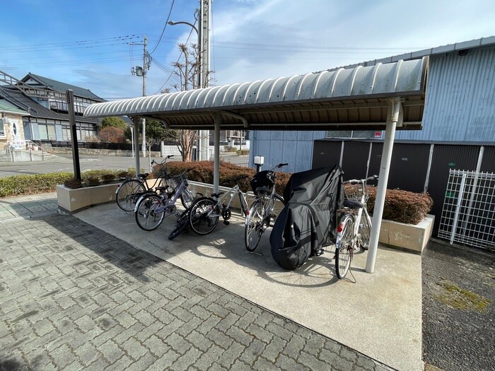 物件外観写真4　(駐輪場)