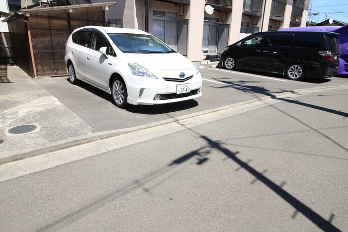 物件外観写真4　(駐車場)