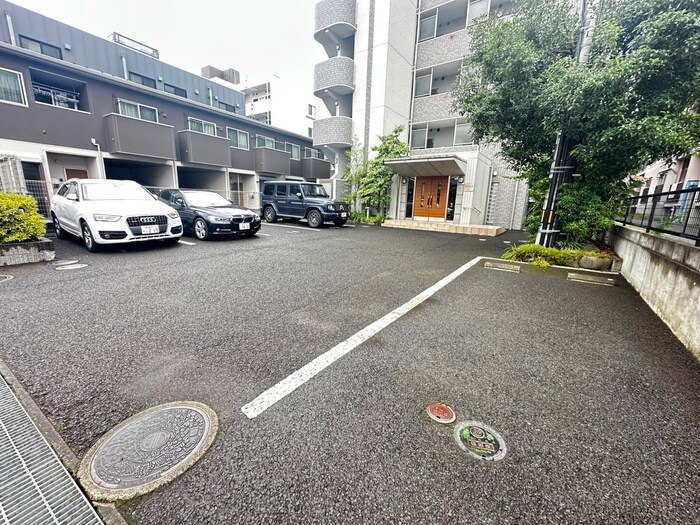 物件外観写真2　(駐車場)