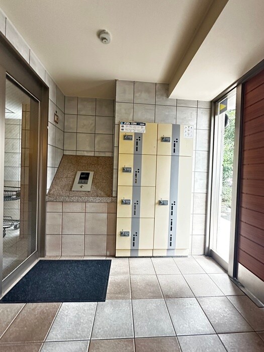 物件外観写真3　(エントランス部分)