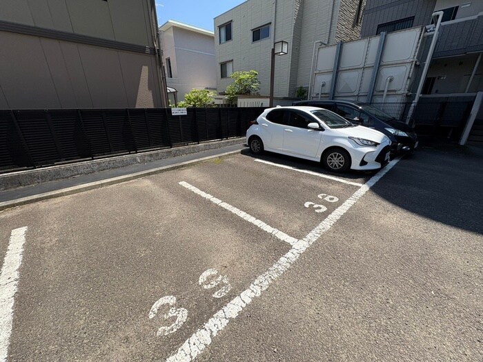 物件外観写真2　(駐車場)