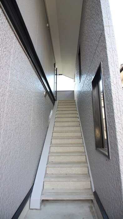 物件外観写真5　(エントランス部分)