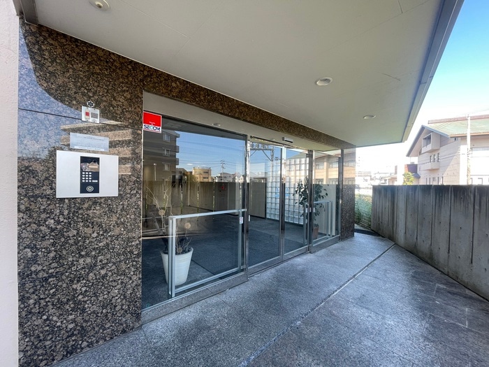 物件外観写真3　(エントランス部分)