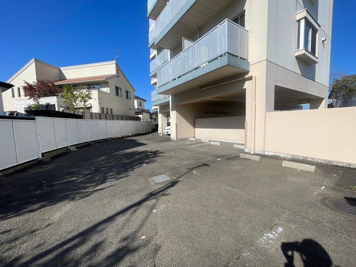 物件外観写真4　(駐車場)