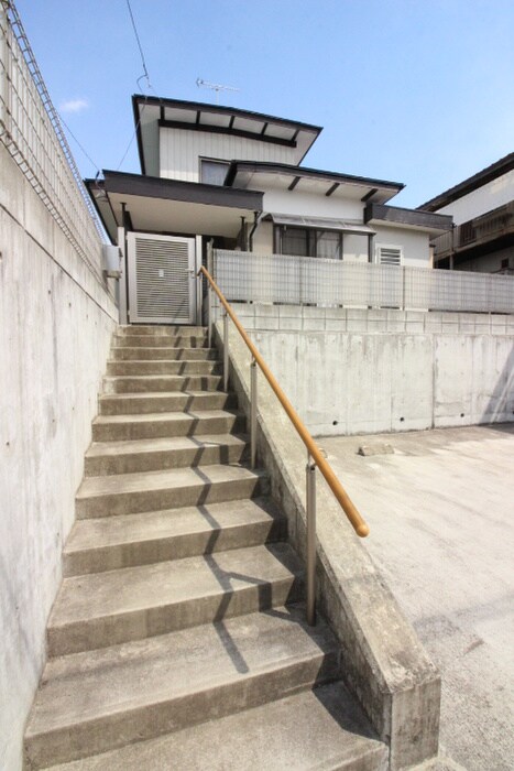 物件外観写真3　(エントランス部分)